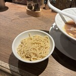 ラーメン 大戦争 - サービスの替え玉　つけ麺のような極太麺