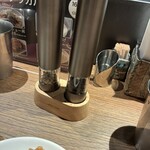 ラーメン 大戦争 - 黒胡椒と白胡椒の電動ミル