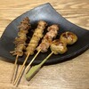 焼きとり 鳥さわ - 左から皮・ボンジリ・モモ・つくね