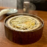 どぜう・四季料理 やぶや - 丸柳川鍋（¥1,400税込）
      どじょう料理の中でも柳川鍋は一番の定番。どじょうを溶き卵、牛蒡と一緒に煮た料理です♪