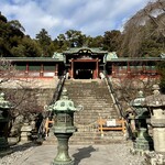 どぜう・四季料理 やぶや - 本殿へと続く唐門。重要文化財の門です。1617年に建立された四脚平唐門で、極彩色と漆塗りの美しい装飾、唐獅子や牡丹などの精緻な彫刻が特徴です。