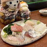 どぜう・四季料理 やぶや - 刺身盛り合わせ（値段不明）
      脂の乗ってねっとりきめ細やかなマグロ、肉厚で身の締まったアジ、プリっと弾力のあるヒラメ、とろけるようなホタテ、ねっとりと甘いヤリイカ。そして香ばしく炙りを入れた太刀魚。