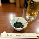 どぜう・四季料理 やぶや - 浜名湖産青のり酢（お通し）
      今が旬のど真ん中の浜名湖産青のりを、京都の千鳥酢、味醂、出汁で合わせた酢の物です♪
      新鮮な青のりの風味豊かな磯の香りと鮮やかな緑♪
      絶妙なるお酢の加減と旨み、仄かな甘み♡ 