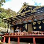 どぜう・四季料理 やぶや - 国宝指定御社殿。権現造、総漆塗、極彩色の御社殿は江戸初期の代表的建造物として国宝に指定されています。