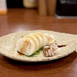 どぜう・四季料理 やぶや - ヤリイカを1分ほど茹でて固くなる前に上げて氷で〆て、その半生の柔らかい身に酢飯が詰めてあります。掛かっているのはさらっと甘みのあるツメ♪