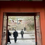 どぜう・四季料理 やぶや - 家康公は生前家臣に、「遺体は駿河国の久能山に葬り、江戸の増上寺で葬儀を行い、三河国の大樹寺に位牌を納め、一周忌が過ぎて後、下野の日光山に小堂を建てて勧請せよ、八州の鎮守になろう」との遺言を残しました。