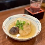 どぜう・四季料理 やぶや - 海老芋揚げ出し（¥890税込）
      ねっとり味わい深い海老芋、上新粉の薄い衣がお出汁を纏って、もうウマいとしかいいようがない！！！………( °ω°; )、、、激ウマ〜！！！
      このお出汁だけで酒が飲めます♡