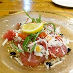 ピッツェリア パーレンテッシ - ⚫キハダマグロとレモン 玉ねぎ ピクルス パルミジャーノ リミニ風カルパッチョ　