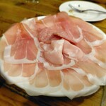 ピッツェリア パーレンテッシ - ⚫名物タマニーニスライサーで擦る極薄生ハムとサラミの盛り合わせ（2人前）