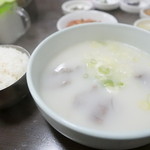 赤坂一龍 - 雪濃湯（ソルロンタン）1620円はキムチなどのおかずとご飯付き。