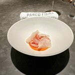 パルコ フィエラ - 昆布と白ワインで火入れした真ツブ、あまおう、自家製発酵粒マスタード、余市産赤万願寺とうがらしのピュレ、ディルオイル、無農薬のかぶの漬物