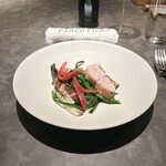 パルコ フィエラ - 炭焼きメヌキ、ラディッキオ＆寒〆めほうれん草、アオリイカ＆渡り蟹と天然落葉きのこのソース、玉ねぎのアチャール、フェンネル