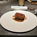 パルコ フィエラ - エゾシカの背肉、訓子府町のごぼう、リーキの中心だけ使ったピュレ、発酵行者にんにく
      