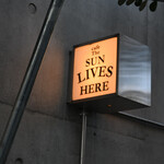 カフェ ザ サン リブズ ヒア - 