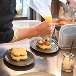 カフェ ザ サン リブズ ヒア - 