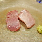 うを徳 - 氷見のブリと舞鶴のブリ。舞鶴のブリ（右）は3日寝かせている。