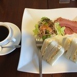 Pitsu koro - サンドセット　￥550／フォークしかないのでサラダが食べにくい（笑）