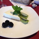ラ・ポモドーロ - 美味しいチーズケーキ。この日のブルーベリーは無農薬の自家栽培のもの！