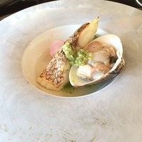 表参道うかい亭 - 鯛と地蛤のグリエ。
                蛤ぷりぷり、鯛の皮はパリッと。
                丁寧な仕事ぶりが想像できます。