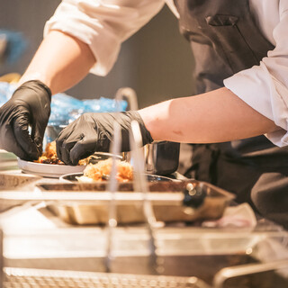 【ライブ感あふれるオープンキッチン】くつろぎのひとときを演出