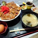 ほびーい喫茶店 - 生タマ納豆豚丼(大盛り)お値段お任せ 