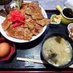 ほびーい喫茶店 - 生タマ納豆豚丼(大盛り)お値段お任せ 