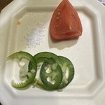 いかれたヌードル フィッシュトンズ - 箸休めのトマトとハラペーニョと塩