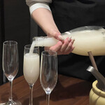 日本料理ひたち野いしざき - なみなみと…って、なみなみ過ぎじゃない？笑　このお酒が凄かった。見た目は甘酒。でも口に含むと絶壁の辛さ。でも素晴らしく美味しい。そして数秒でスッキリ。