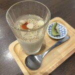 四川 郷土菜 シャンバァロウ - 杏仁豆腐とキウイ