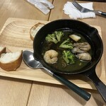 駅バル JunJun - 海老&牡蠣のアヒージョ　バケット付