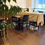 Girouette Cafe - 1階でケーキと飲み物を選び、2階のお席へ