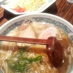 ターボー - しょうゆラーメン   530円
焼飯   300円