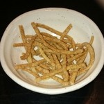 そば八 - サービスのそばチップス