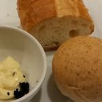 ル・プレジール - ◆パン2種　どちらも美味！…付け合わせのバターにはオリーブオイルが含まれていて、更にスペイン産のオリーブ（黒く見えるもの）も添えられていました！