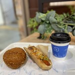 ヴィ・ド・フランス - 料理写真:カリカリチーズカレーパン 、3種のチーズ&チョリソー（アボカドソース）、セットドリンク（ブレンドコーヒーR）