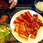 焼肉ぐりぐり家 - 4種盛りランチです！