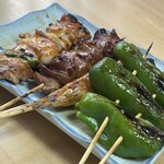 鳥竹 総本店 - やき鳥盛り合わせ（やきとり、とりきも、つくね、ピーマン）