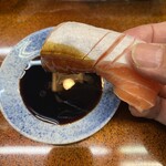 亀庄寿司 - 甘い醤油にサーモン