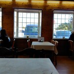 龍宮 - 店内　４人用テーブル席が３つ、手前に８人用テーブル席が１つ