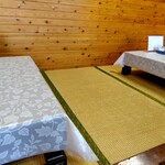 龍宮 - 小上がりに６人用テーブルが2つ