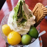 麻布茶房 - すっきりミルキーなソフトクリーム、抹茶パウダーがけ。シナモンほんのりロータスクッキー、固さが良い若桃、栗甘露煮