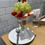 果実園リーベル - グラスの上のいちごと中のいちごは種類が違う