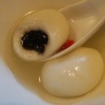 Jasumin - 『湯円』は、お湯に浸かった黒胡麻団子～！！もっちもちで、黒胡麻の風味が満載の餡が入っている～♪(^o^)丿