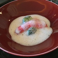 表参道うかい亭 - たらば蟹のヴァプール。
                塩蒸しした身と、蟹の泡泡スープ。濃厚なカニやわー