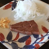 表参道うかい亭 - うかい特選牛ステーキ。サーロイン。
                  かなりのサシ。
                  ちと重い…。
                  自家製のポン酢がうまい。