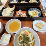 家族亭 - 料理写真:メニューはだし巻き玉子がついてるけど、ない。やっぱり卵値上がりのせい？