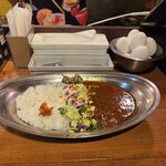 ポークビンダルー食べる副大統領 - ポークビンダルー、右上にあるのはサービスの茹で卵