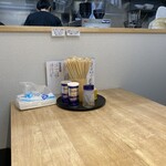 自家製麺 鶏そば 4x4 - 料理写真:奥のテーブル席。