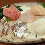 どぜう・四季料理 やぶや - お刺身盛り合わせ（バチマグロ中トロ、太刀魚炙り、アジ、ヒラメ、ホタテ、ヤリイカ）