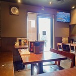 やぐら亭 - 店内奥から、玄関方向。